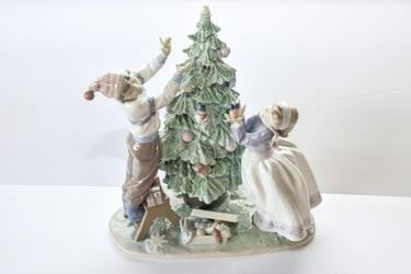 0188 Lladro Figurine Christmas Trim the Tree