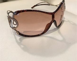 I think there is a snake on the edge