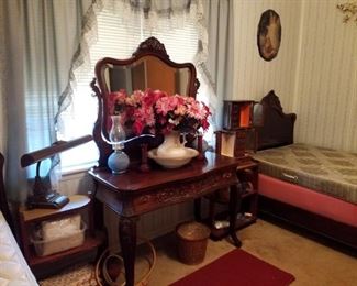 Gorgeous Vanity and Mirror