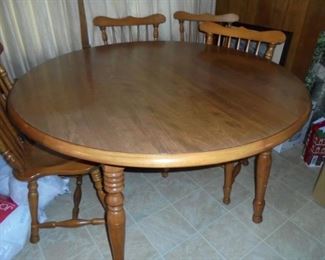 Round maple table w/2 leaves & 4 matching chairs