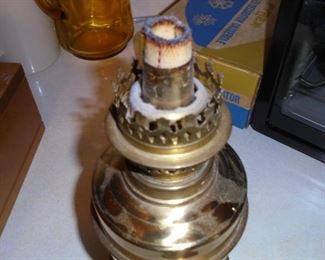 Vintage round wick kerosene lamp w/tall globe 