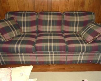 Early American style couch w/2 matching pillows and arm covers