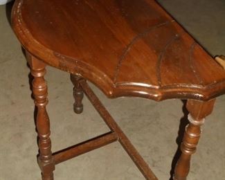 Vintage spindle leg 1/2 table