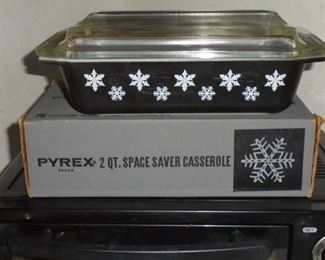 Vintage RARE black w/snow flakes Pyrex 2 qt casserole w/lid in original box - no chips or cracks