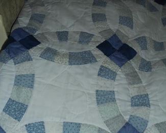 Beautiful blue 'Wedding Ring' pattern quilt - no stains or ears
