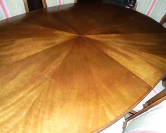 Formal dining table w/4 leaves & 8 matching chairs and table pads