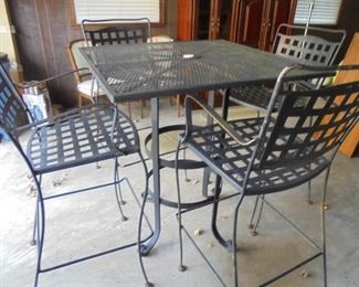 Outside Metal table w/4 matching chairs