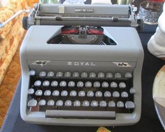 Vintage Royal Typewriter, Quiet De Luxe 