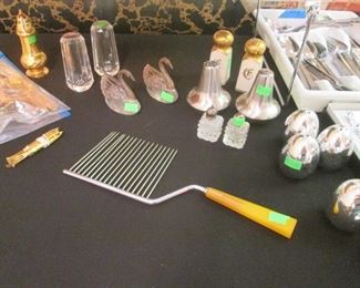 Variety of Salts/Peppers + Vintage Cake Cutter