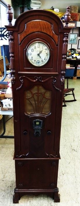 Unique, Vintage Sessions Clock with Majestic Radio