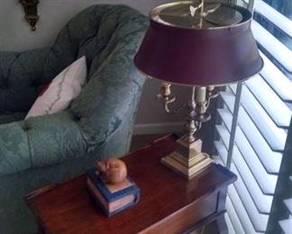 lots of nice home furnishings 