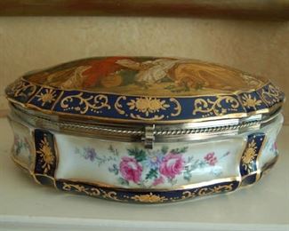 Porcelain box detail