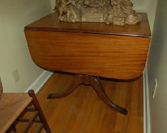 Drop leaf supper table