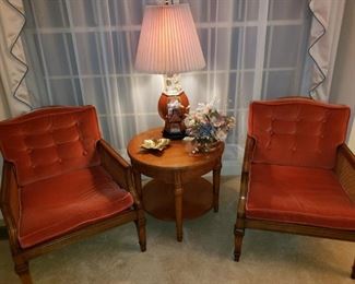 Armchairs and accent table 