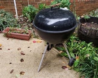 Nice charcoal grill 