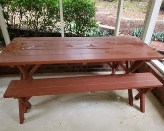 Nice picnic table with 2 benches 