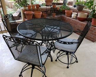 Awesome metal table and chairs. Perfect condition 