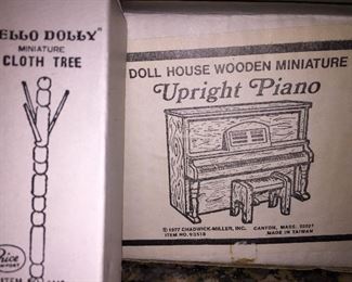 Collectibles: Vintage Hello Dolly miniature doll furniture 