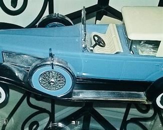 Collectible: 4 JIM BEAM car decanters, empty: Red engine fire truck, yellow car, green car, blue car. Stand included.