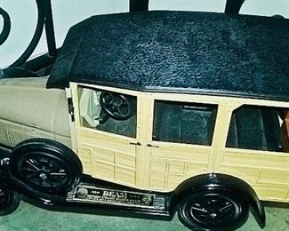 Collectible: 4 JIM BEAM car decanters, empty: Red engine fire truck, yellow car, green car, blue car. Stand included.