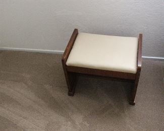 padded ottoman/bench