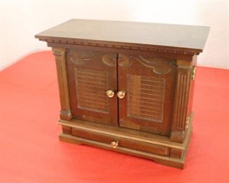 Ace's and Eights poker chip/card cabinet Franklin Mint