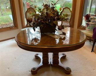 Beautiful dining room table with 6 Chairs & 2 leaves