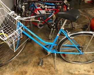 vintage Schwinn bike with wire basket