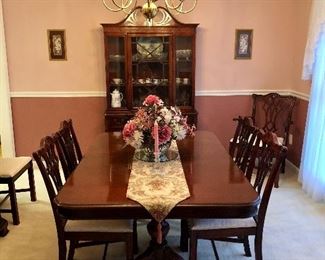 Beautiful Cherry dining room table with six chairs, three leaves and pads
