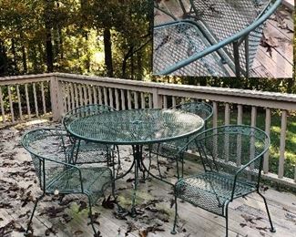 Metal round table with 4 matching chairs...nice!