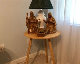 Large Nativity set, round table and lamp