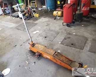 5229: 5 Ton Floor Jack
Measures approx 15"x54"x47"