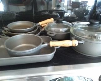 Cast iron cookware set