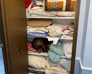 LINENS / BEDDING / QUILTS / DOILIES & TABLECLOTHS