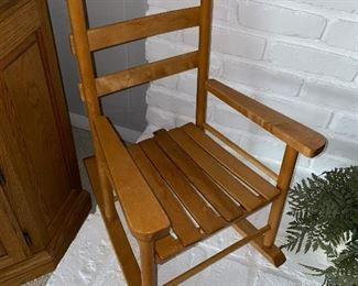 KIDS ROCKING CHAIR