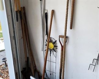 YARD TOOLS / YARD DECORATIONS