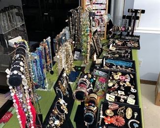 COSTUME JEWELRY / VINTAGE JEWELRY