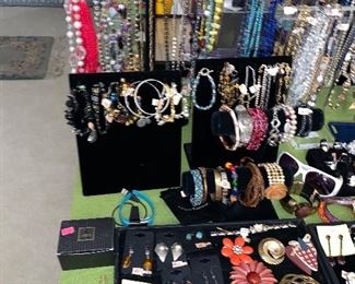 COSTUME JEWELRY / VINTAGE JEWELRY