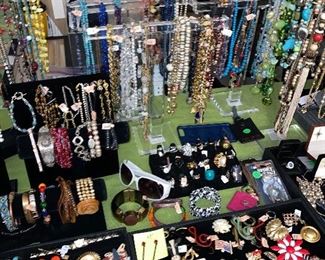 COSTUME JEWELRY / VINTAGE JEWELRY