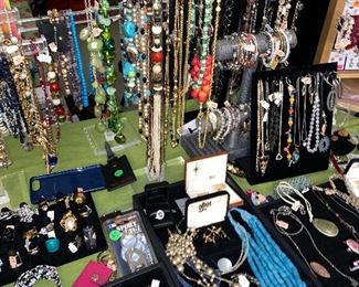 COSTUME JEWELRY / VINTAGE JEWELRY