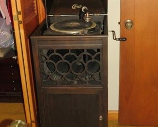 ANTIQUE PHONOGRAPH.   WORKS WELL.   VERY NICE CONDITION.