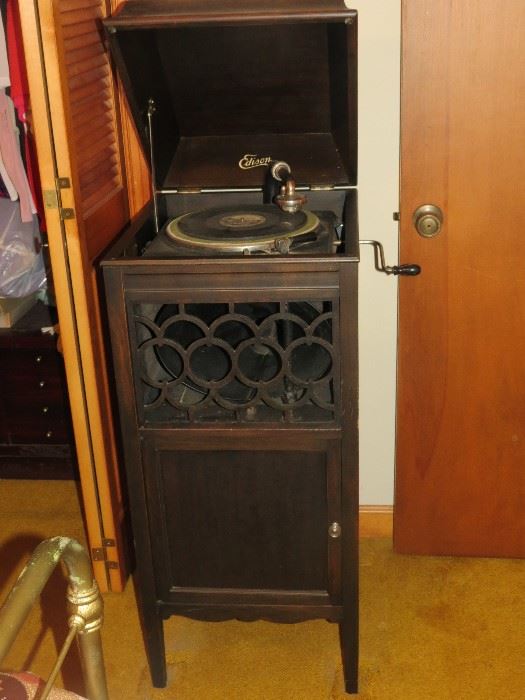 ANTIQUE PHONOGRAPH.   WORKS WELL.   VERY NICE CONDITION.