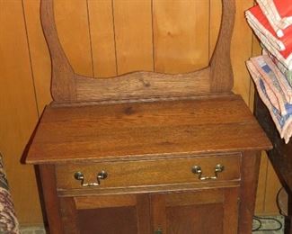 ANTIQUE OAK WASH STAND.