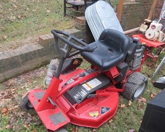 SNAPPER RIDING MOWER. LIKE NEW CONDITION.