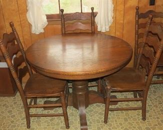 NICE OAK KITCHEN TABLE AND CHAIRS.