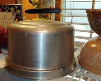 Love this mid century modern cake carrier with lock