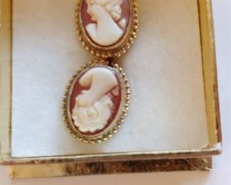 Beautiful beautiful vintage cameo earrings screw back