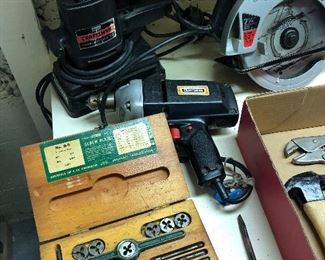 Vintage Greenfield tap & die set, power tools incl. Craftsman pad sander & 3/8” drill, 7 1/4” Skilsaw