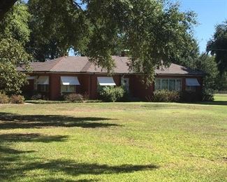 Lovely Kilgore home full of vintage collectibles and nice furnishings