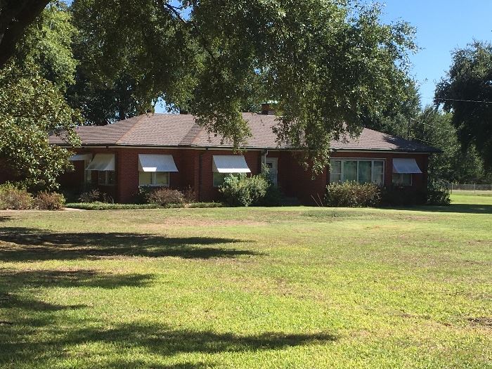 Lovely Kilgore home full of vintage collectibles and nice furnishings